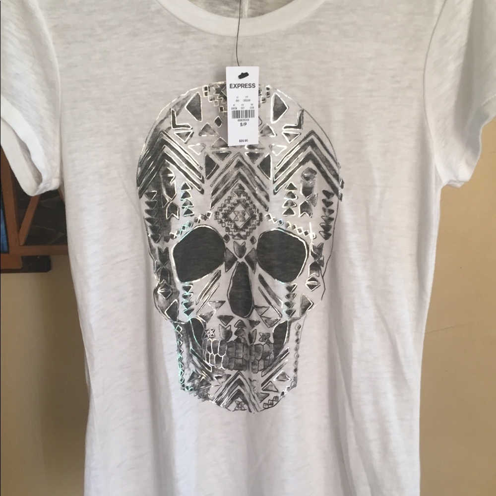 Ladies t shirt with skull NWT never worn